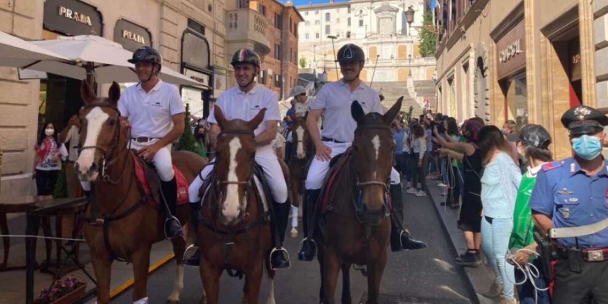 Roma, Piazza di Siena: la passeggiata a cavallo nel centro storico