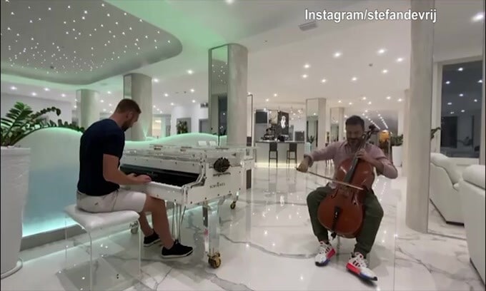 Nuovo show di De Vrij al pianoforte