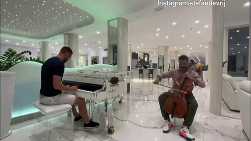 Nuovo show di De Vrij al pianoforte