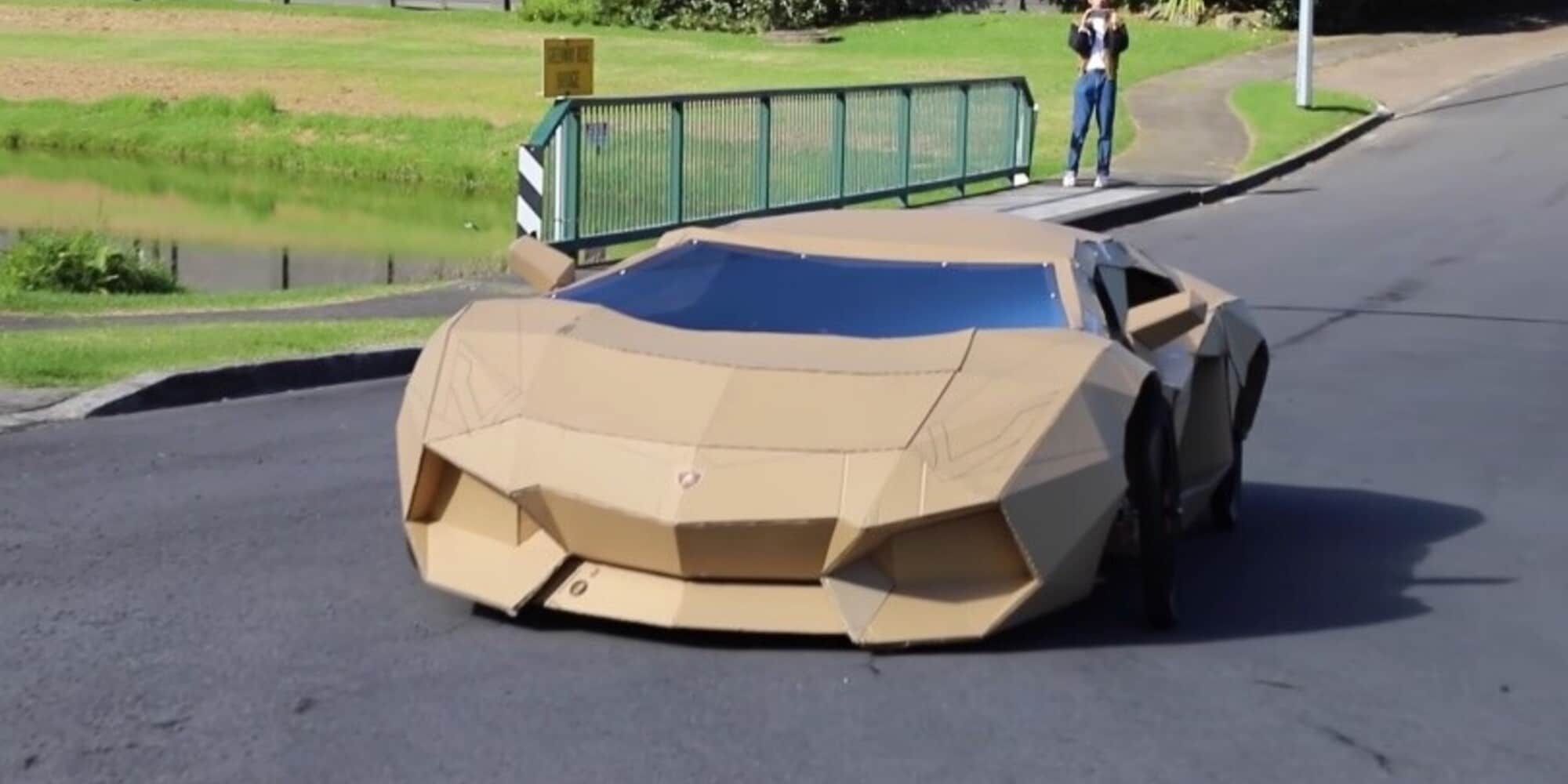Lamborghini Aventador: uno youtuber la costruisce col cartone e la prova in strada