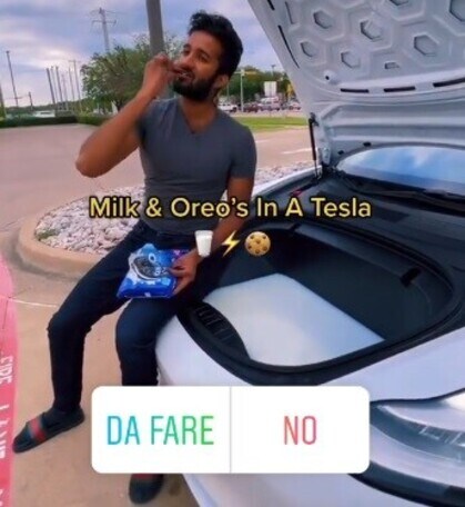 Versa latte su una Tesla e mangia biscotti: "Da fare o no?"