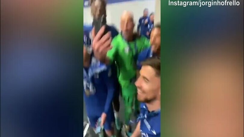 Jorginho incontenibile, show negli spogliatoi
