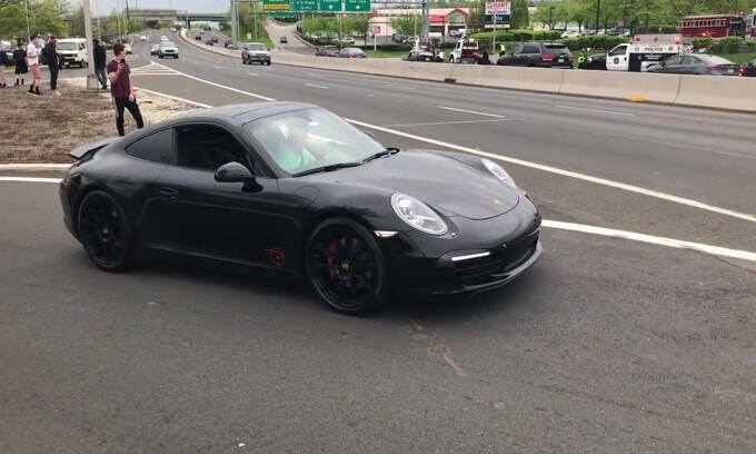 Partenza in stile F1 con una Porsche, ma la 911 finisce contro la barriera
