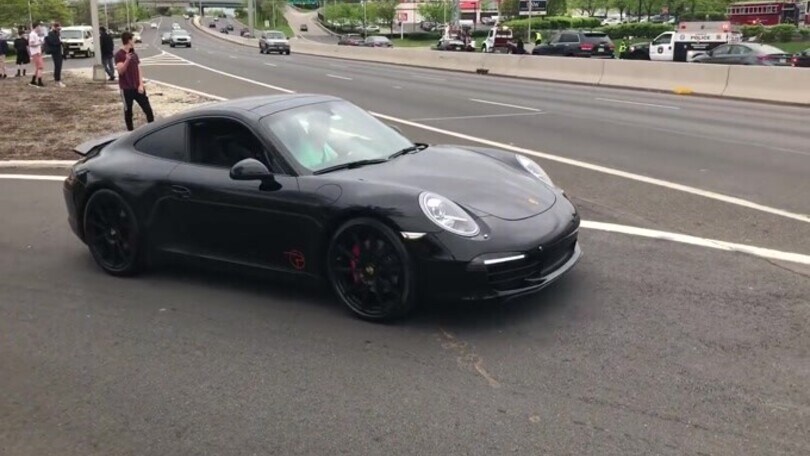 Partenza in stile F1 con una Porsche, ma la 911 finisce contro la barriera