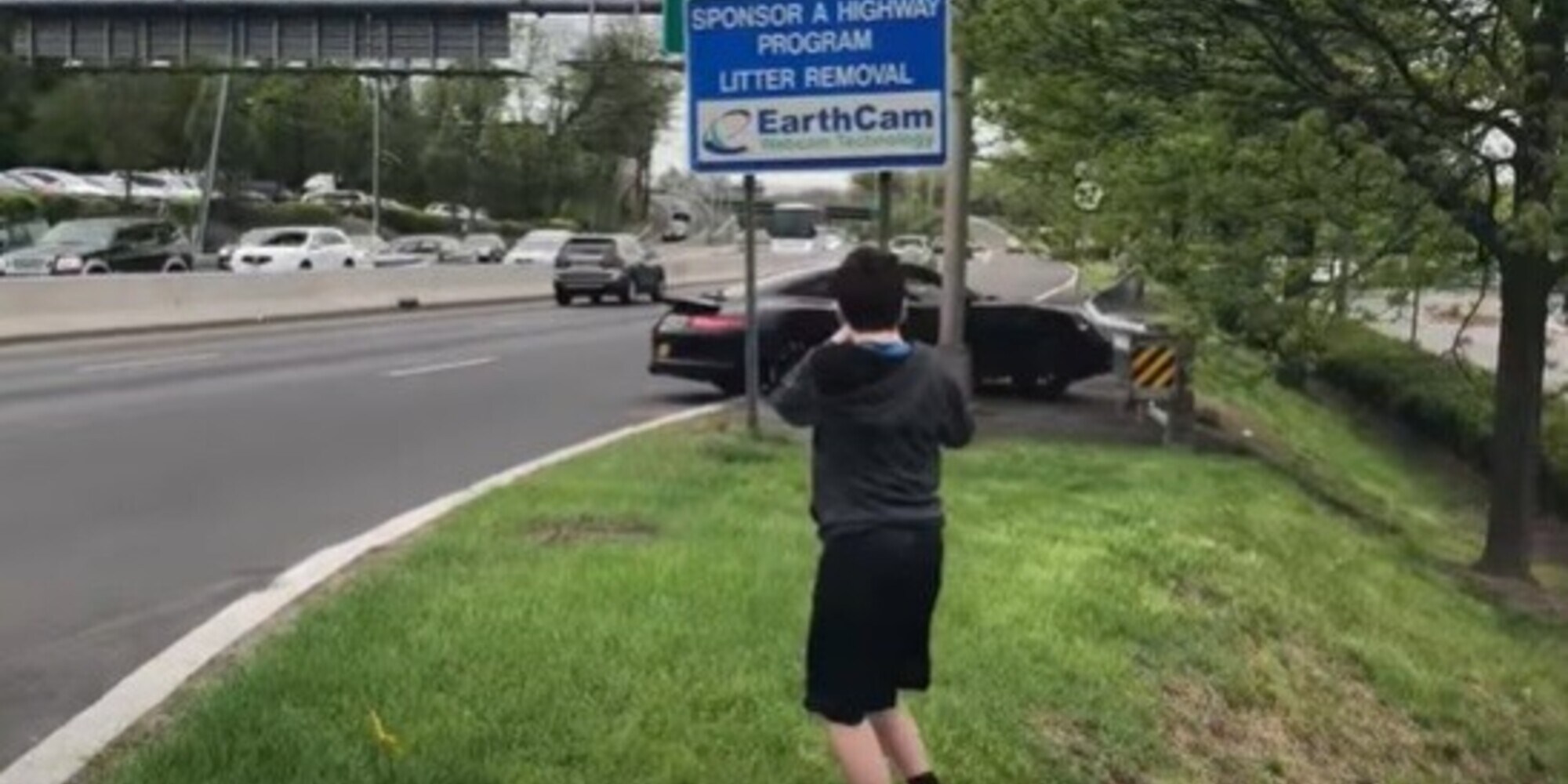 Parte a tutto gas con la Porsche 911, ma finisce contro una barriera VIDEO