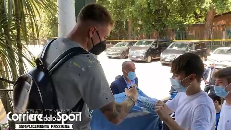 La Nazionale sbarca a Roma: quanti selfie con i tifosi!