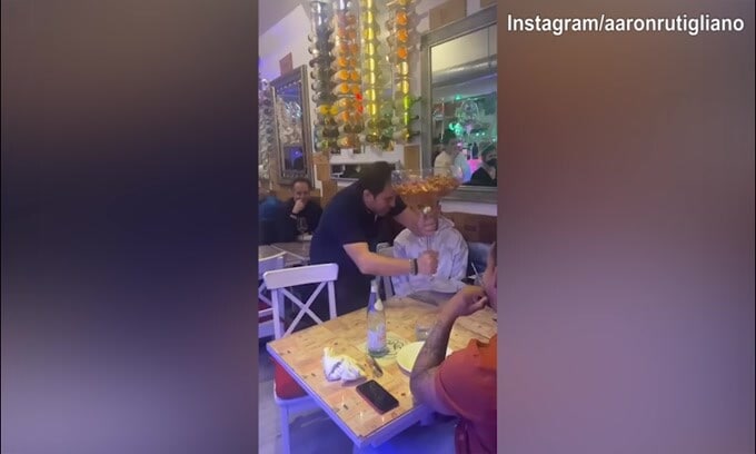 Jorginho, che regalo speciale: pasta a forma di...Champions!