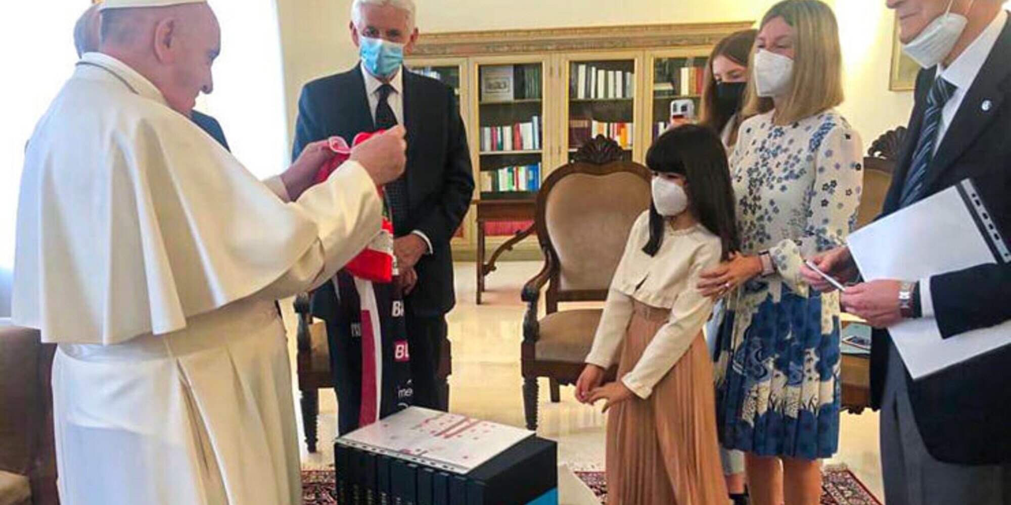 A Papa Bergoglio la maglia della Gas Sales Piacenza