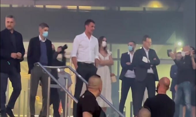 Maldini ai tifosi: "É solo l'inizio. Siamo il Milan. Grazie"