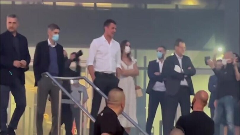 Maldini ai tifosi: "É solo l'inizio. Siamo il Milan. Grazie"