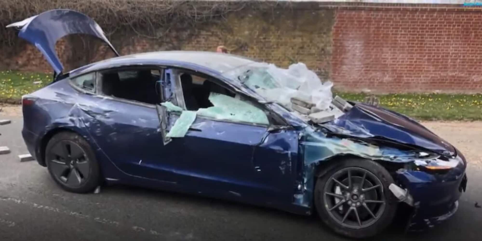 Tesla, piovono mattoni: grave incidente sfiorato in Gran Bretagna