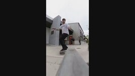 Riprende gli amici sullo skateboard: il video è sensazionale