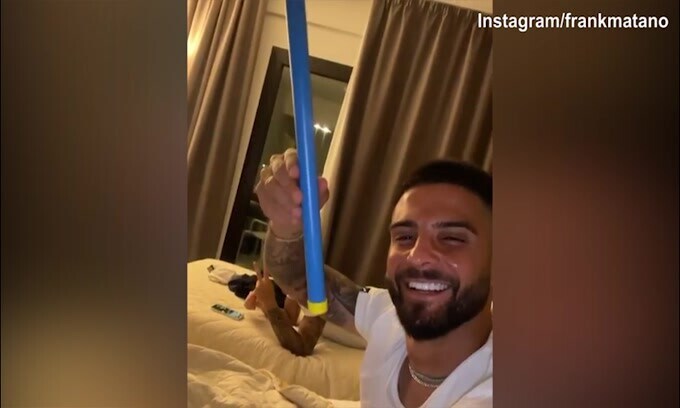 Insigne e Immobile salutano Frank Matano con il tubo sonoro