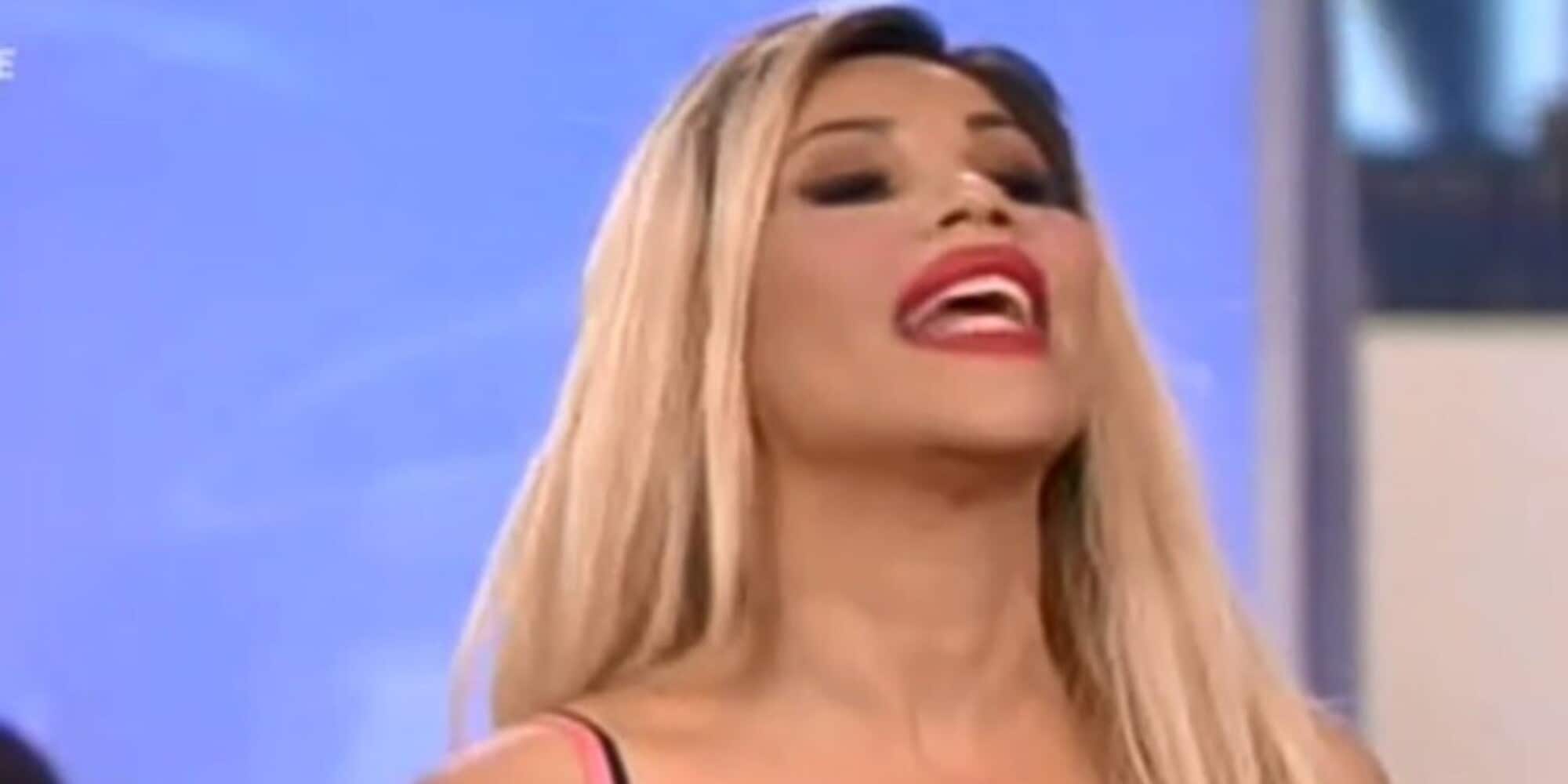 Forum, il balletto della donna diventa virale: “Così non resisto…”