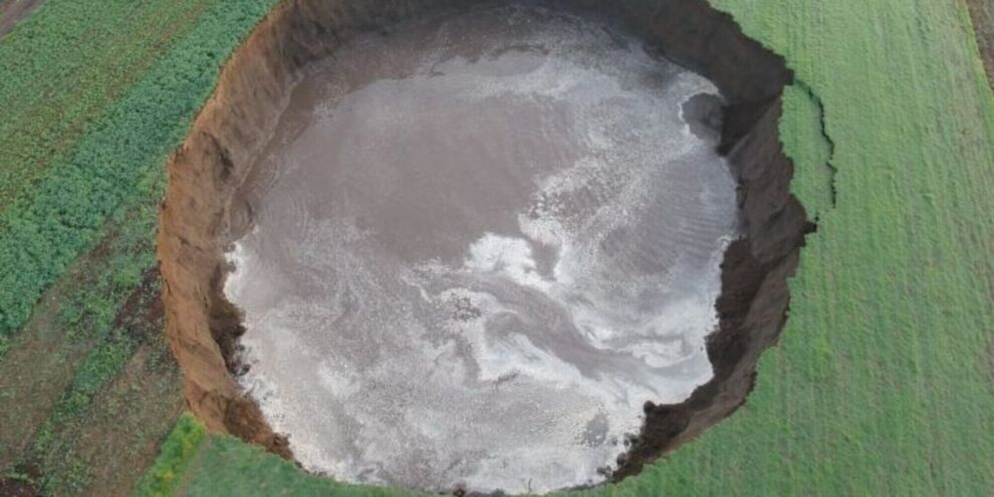 Messico: gigantesca voragine di oltre 60 metri si apre in un terreno