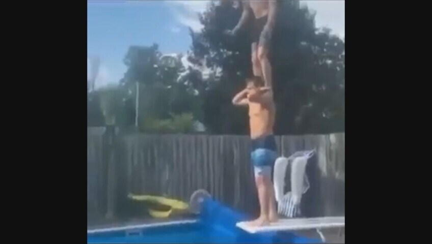 Pronti per il tuffo sincronizzato acrobatico in piscina? Forse no...