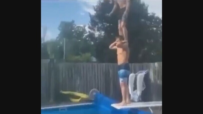 Pronti per il tuffo sincronizzato acrobatico in piscina? Forse no...