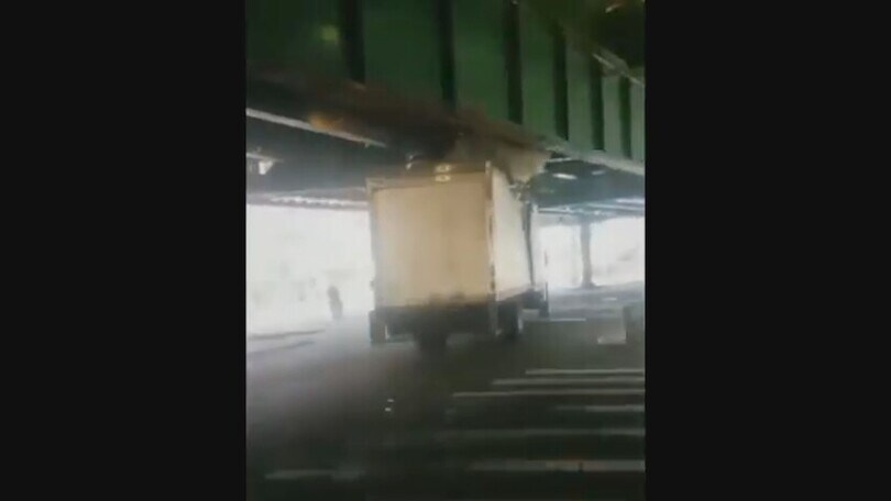 Camionista prepotente: passa a forza sotto il ponte e distrugge tutto