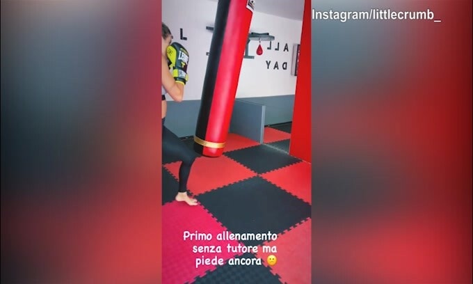 Elisabetta Canalis, il piede sta guarendo