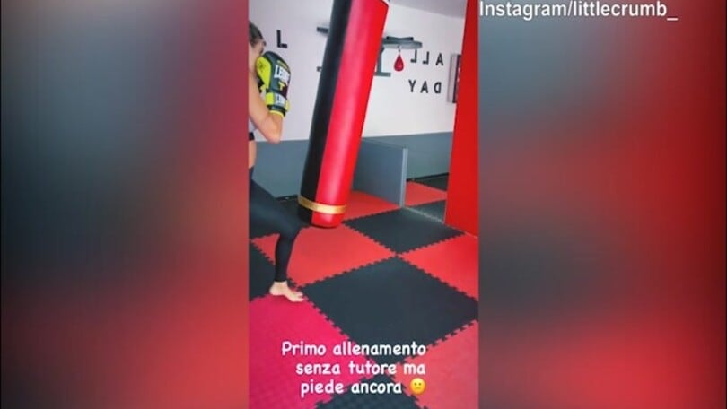Elisabetta Canalis, il piede sta guarendo