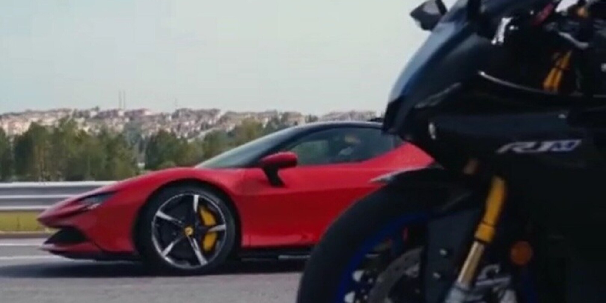 Ferrari SF90 vs Yamaha R1M: sfida di accelerazione tra pesi massimi