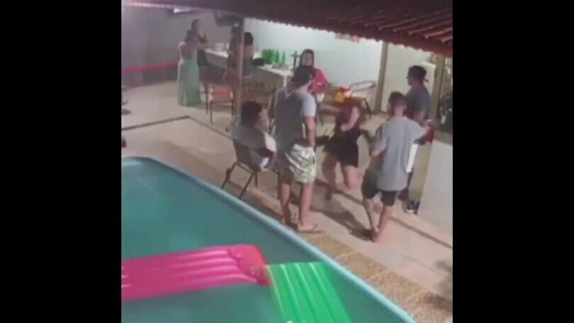 Per non cadere in piscina la ragazza gli abbassa i pantaloni!