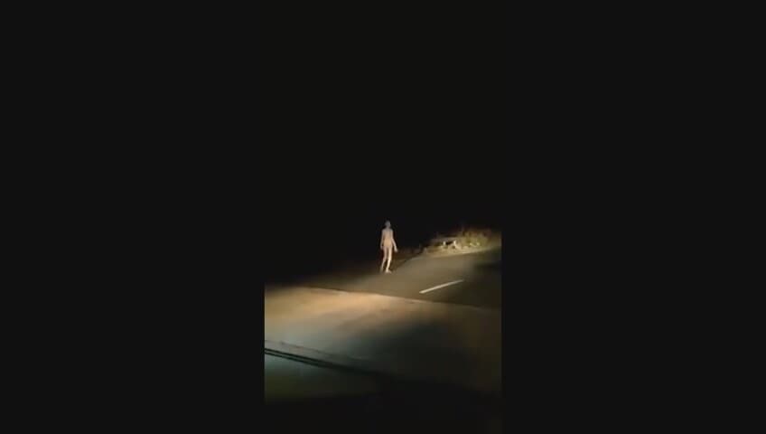 E’ un alieno che attraversa la strada o una donna nuda?