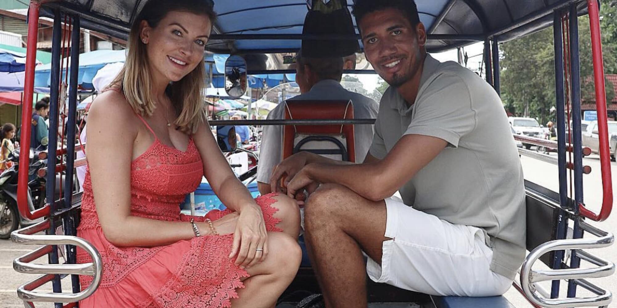 La moglie di Smalling: "Io e Chris abbiamo visto un ufo". L'incredibile racconto
