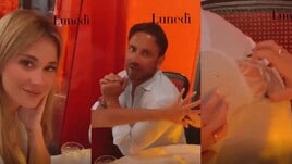 Diletta Leotta, che fai? Gli strappa la camicia con un amica...