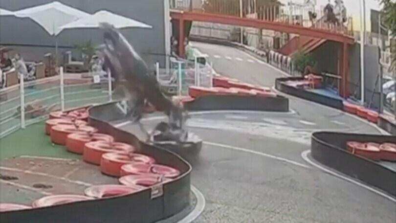 Incidente paura sui kart: il bimbo si rigira e va in loop