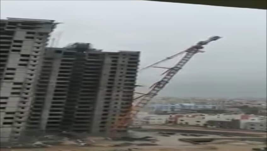 Ciclone devastante: anche la gigantesca gru crolla all’improvviso