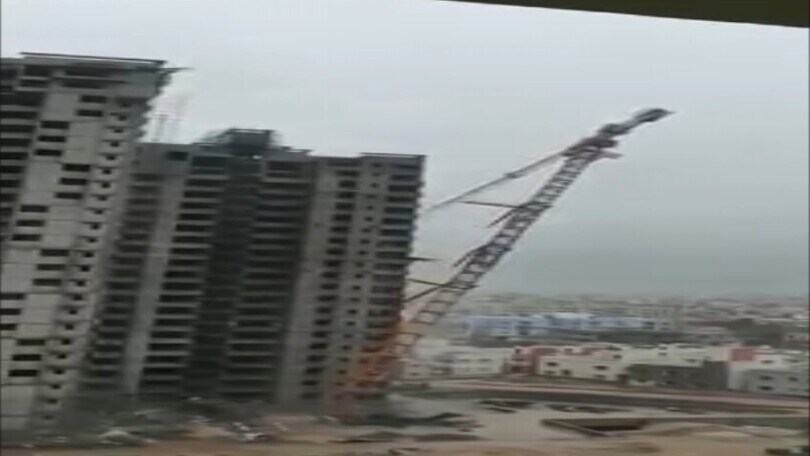 Ciclone devastante: anche la gigantesca gru crolla all’improvviso