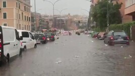 Roma si allaga: le immagini choc del nubifragio