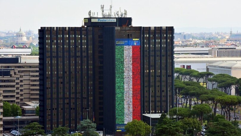 Poste Italiane: un tricolore di 60 metri con le foto di migliaia di dipendenti per tifare gli Azzurri
