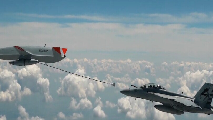 Il drone rifornisce l’aereo in volo: il video è spettacolare