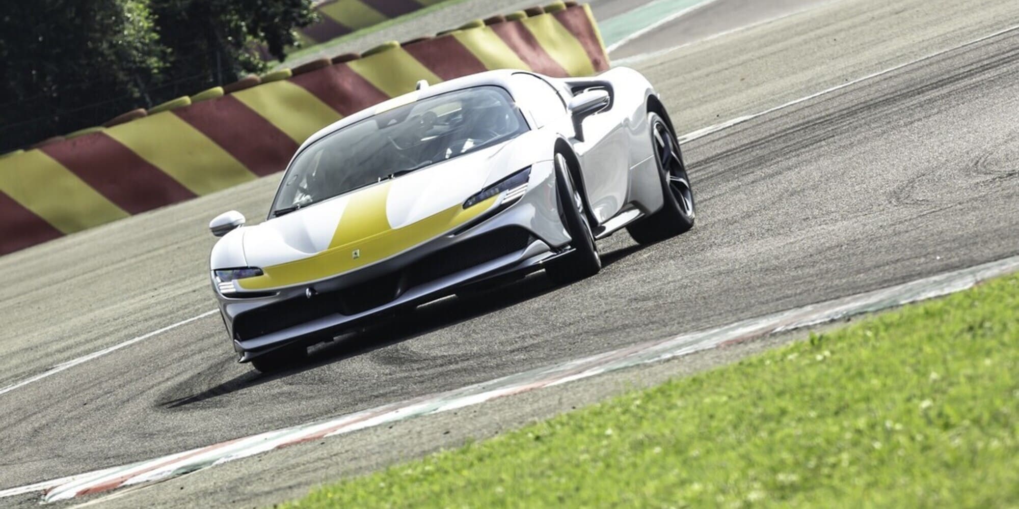 Ferrari SF90 Stradale Assetto Fiorano, plug-in da 1.000 cv: la prova