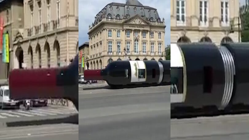 Aiuto, c'è una gigantesca bottiglia di vino rosso in strada