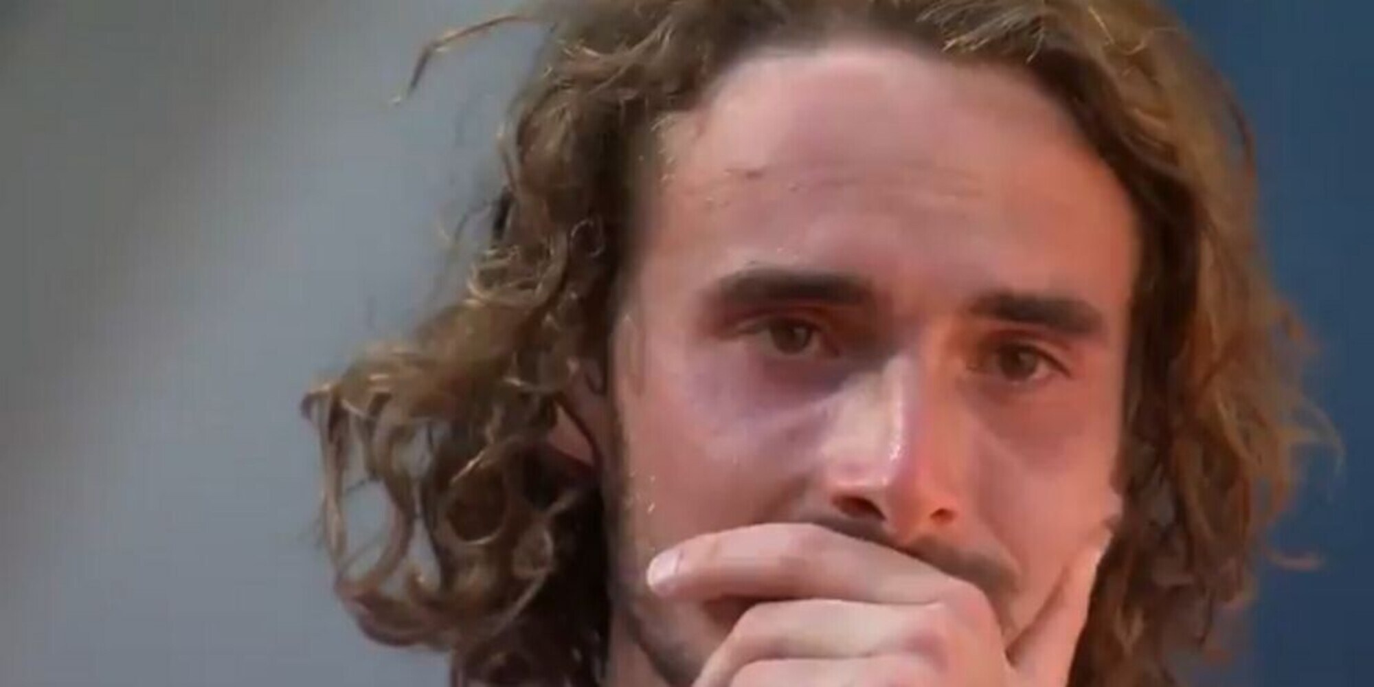 Tsitsipas in lacrime per la finale: commozione al Roland Garros