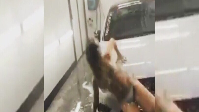 Car wash super sexy: peccato però per il finale “insaponato"