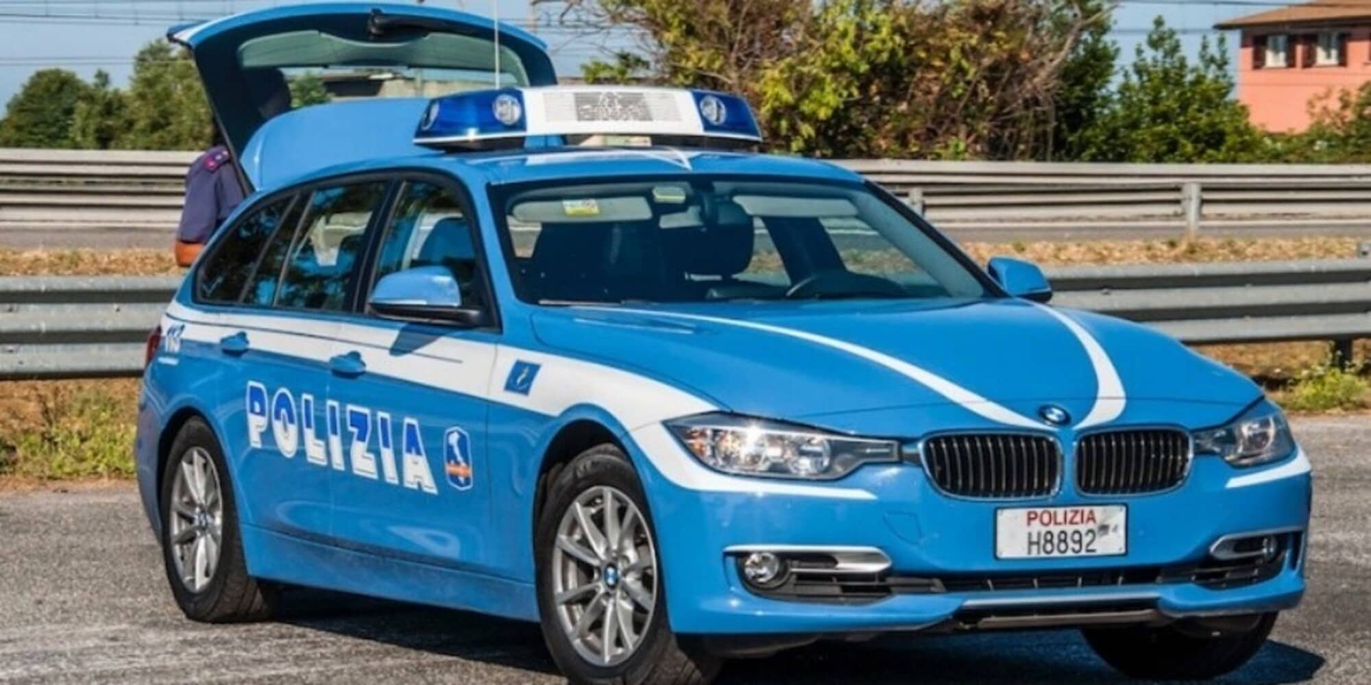 Fugge in auto dalla polizia: si nasconde, poi ci ripensa e si costituisce... a piedi