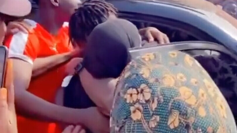 Roma, Darboe dopo 5 anni torna in Gambia e ritrova la madre. La scena commuove i social