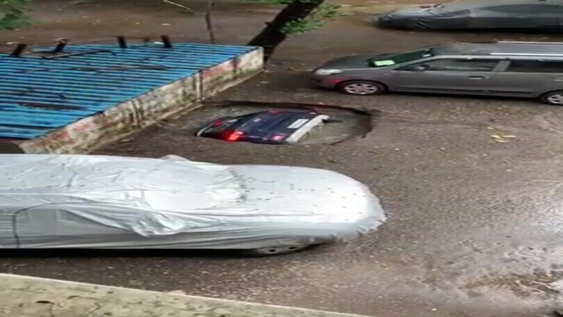 Voragine risucchia un'auto in India: il video