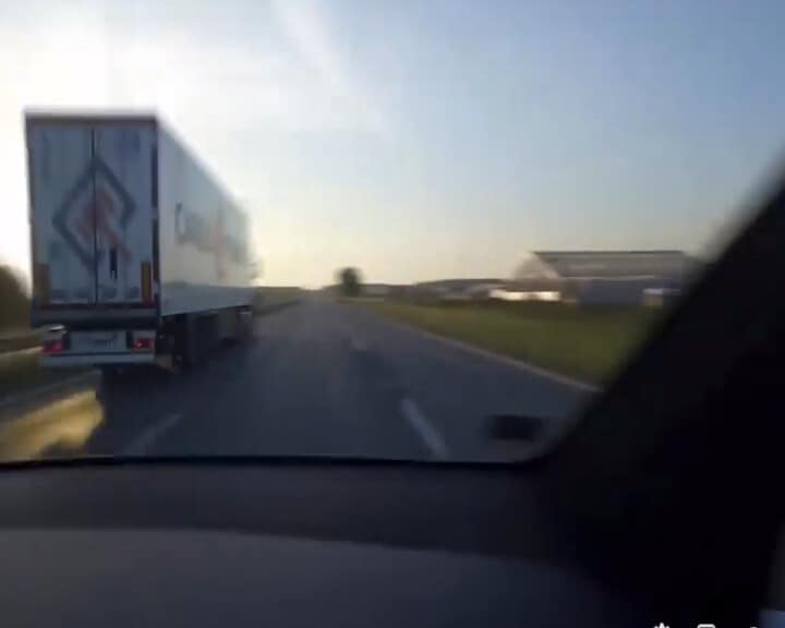 Tra i due litiganti, il terzo… vince il sorpasso a 150 km/h