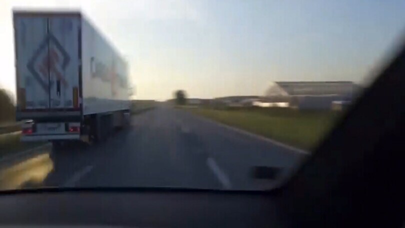 Tra i due litiganti, il terzo… vince il sorpasso a 150 km/h