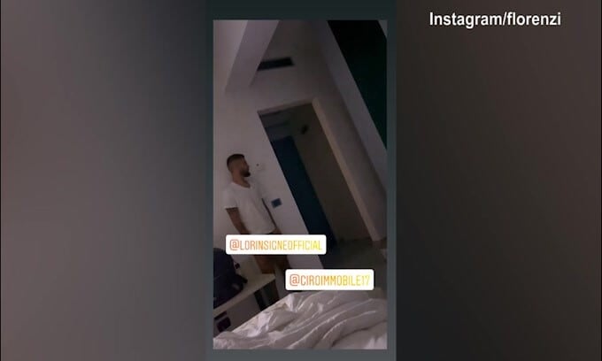 Che spavento! Immobile esce dal bagno e...Insigne colpisce