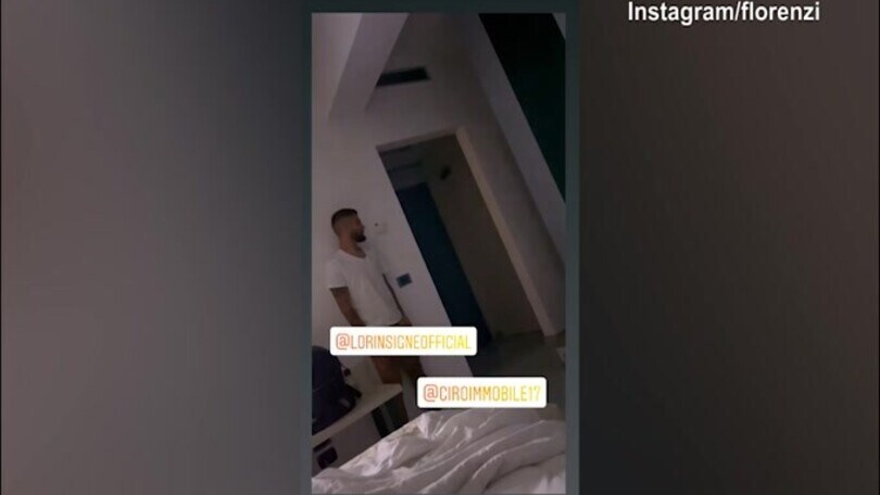 Che spavento! Immobile esce dal bagno e...Insigne colpisce