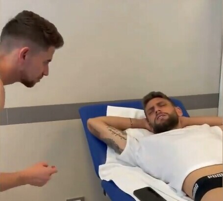 Sveglia Berardi! Lo scherzo di Jorginho all'attaccante