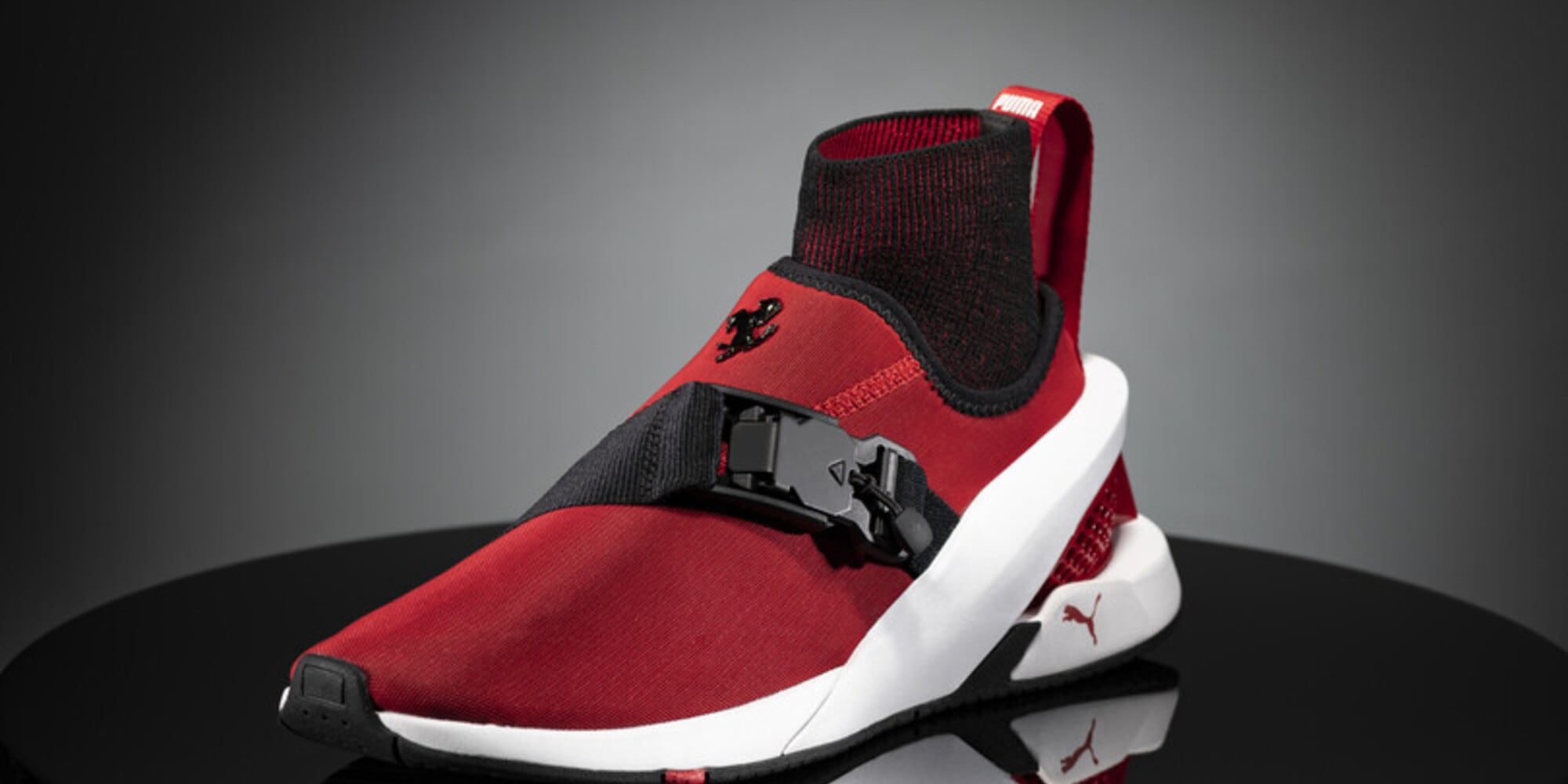 Ferrari, con Puma firma le nuove sneaker con il Cavallino