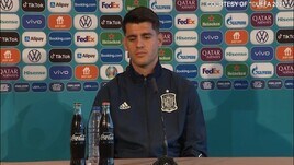 Morata al contrario: rimuove la bottiglia d'acqua dal tavolo