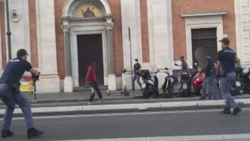 Paura a Roma Termini: armato di coltello, agente spara e lo ferisce